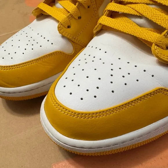 Jordan Sneakers Yellow and White - Picture 2 of 16